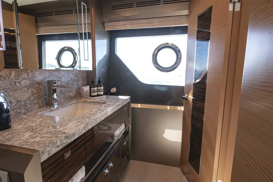 Makoro, 2020 Ocean Alexander 26R Enclosed, photo 28