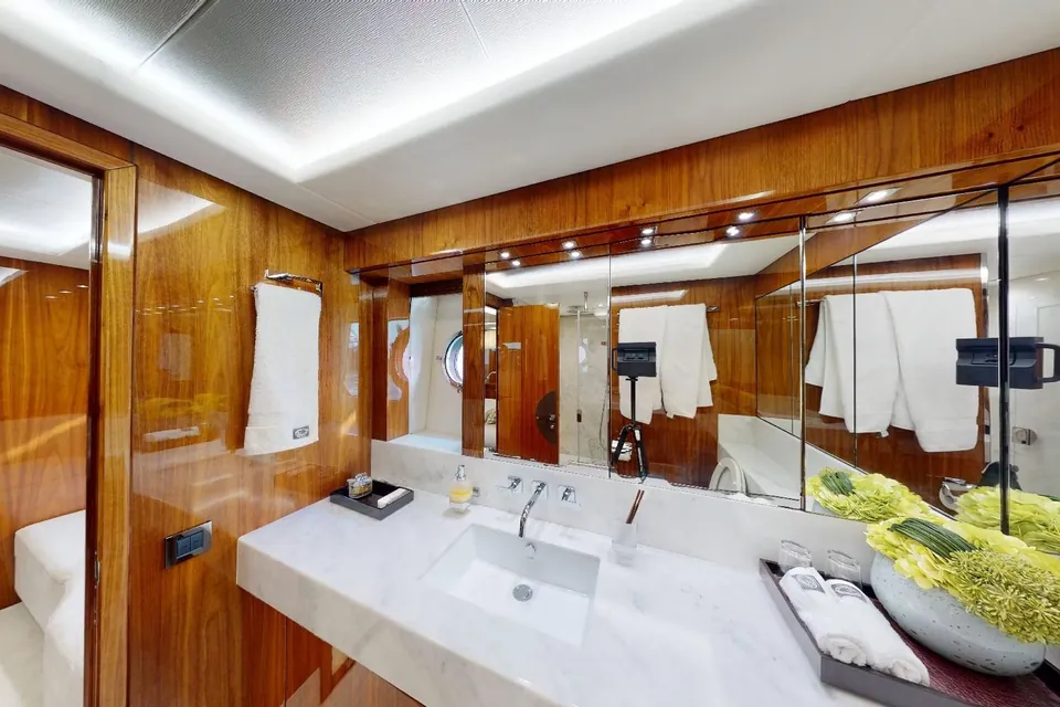 A&K, 2015 Sunseeker 86 Yacht, photo 20
