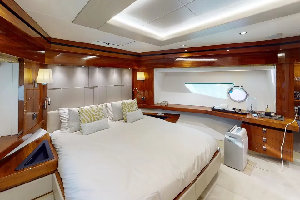 A&K, 2015 Sunseeker 86 Yacht, photo 23