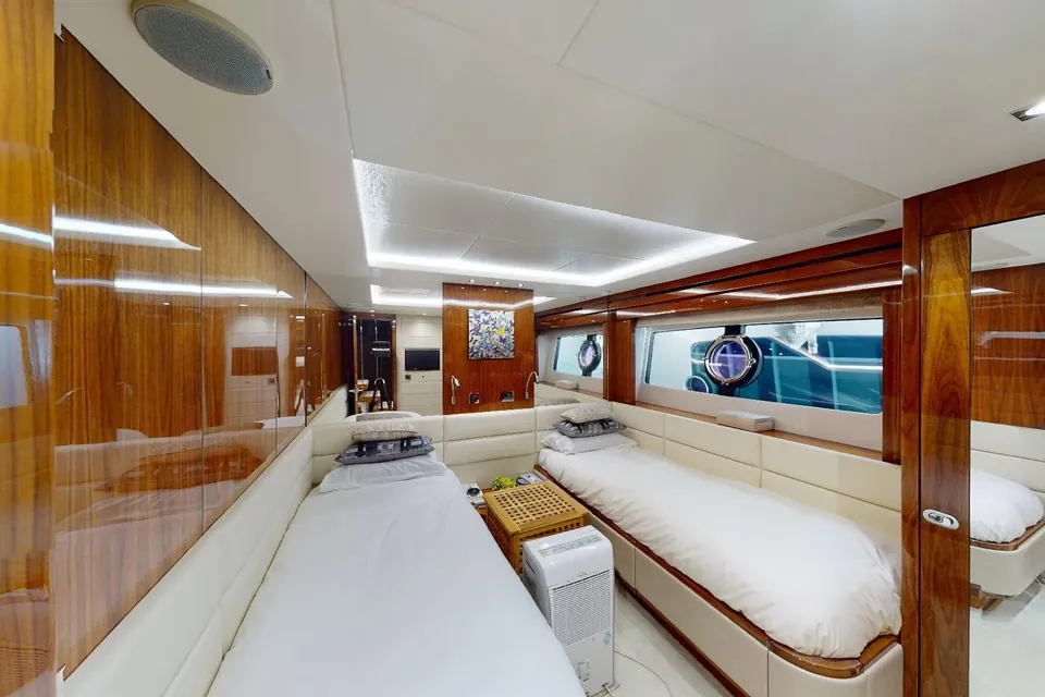 A&K, 2015 Sunseeker 86 Yacht, photo 25