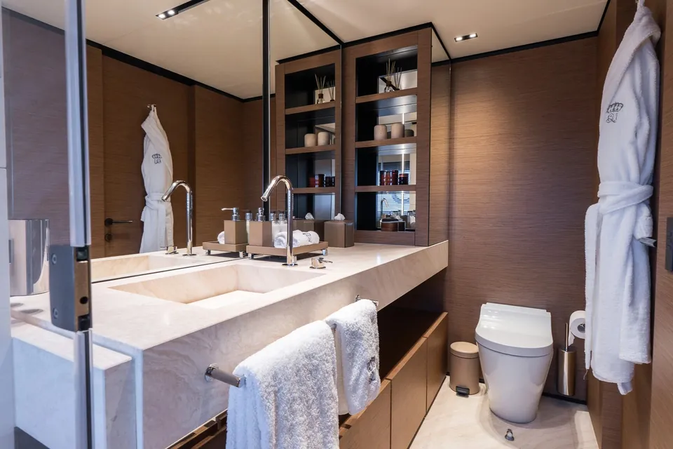 Queen J III, 2024 Custom Line Navetta 33, photo 3