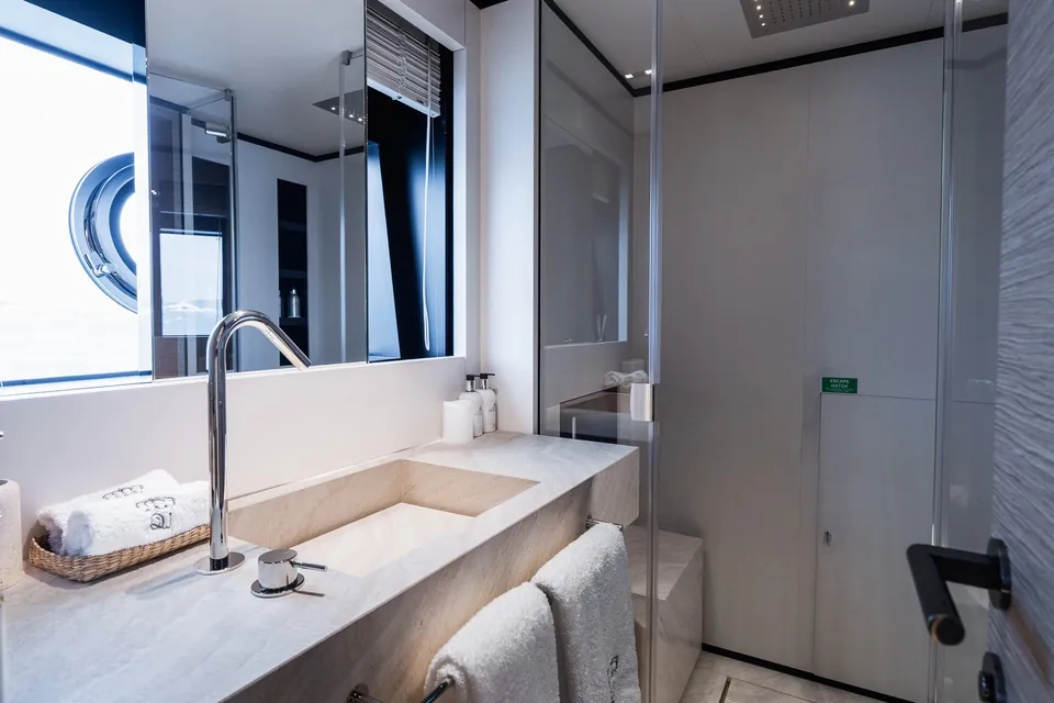 Queen J III, 2024 Custom Line Navetta 33, photo 6