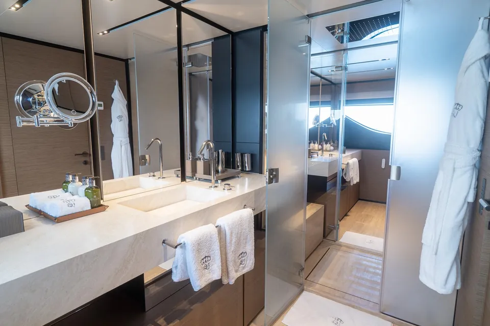 Queen J III, 2024 Custom Line Navetta 33, photo 10