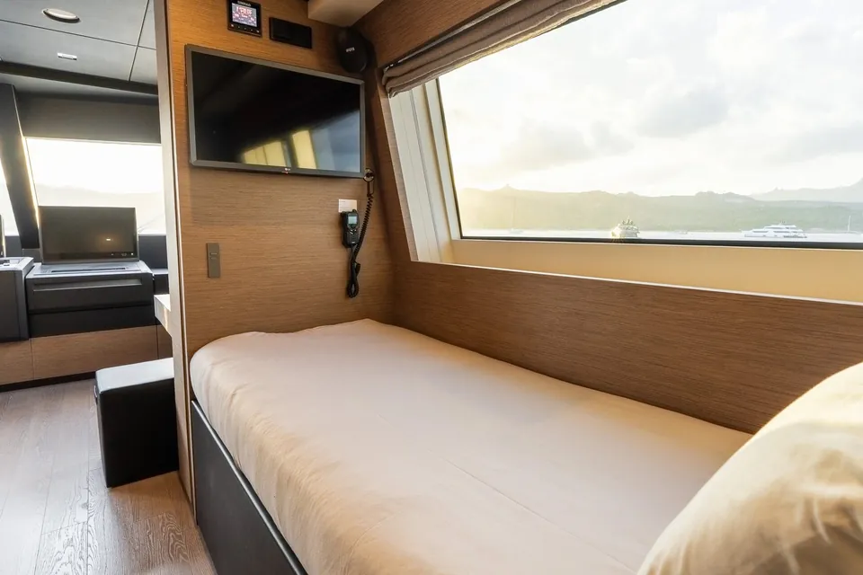 Queen J III, 2024 Custom Line Navetta 33, photo 21
