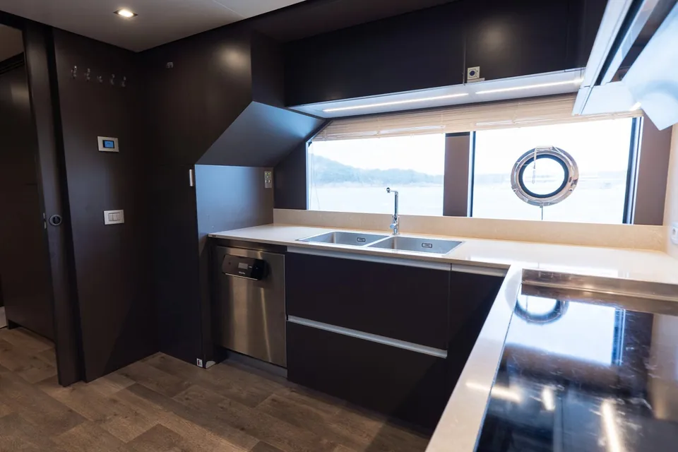 Queen J III, 2024 Custom Line Navetta 33, photo 24