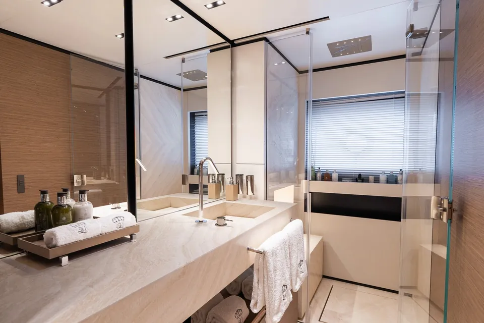 Queen J III, 2024 Custom Line Navetta 33, photo 25