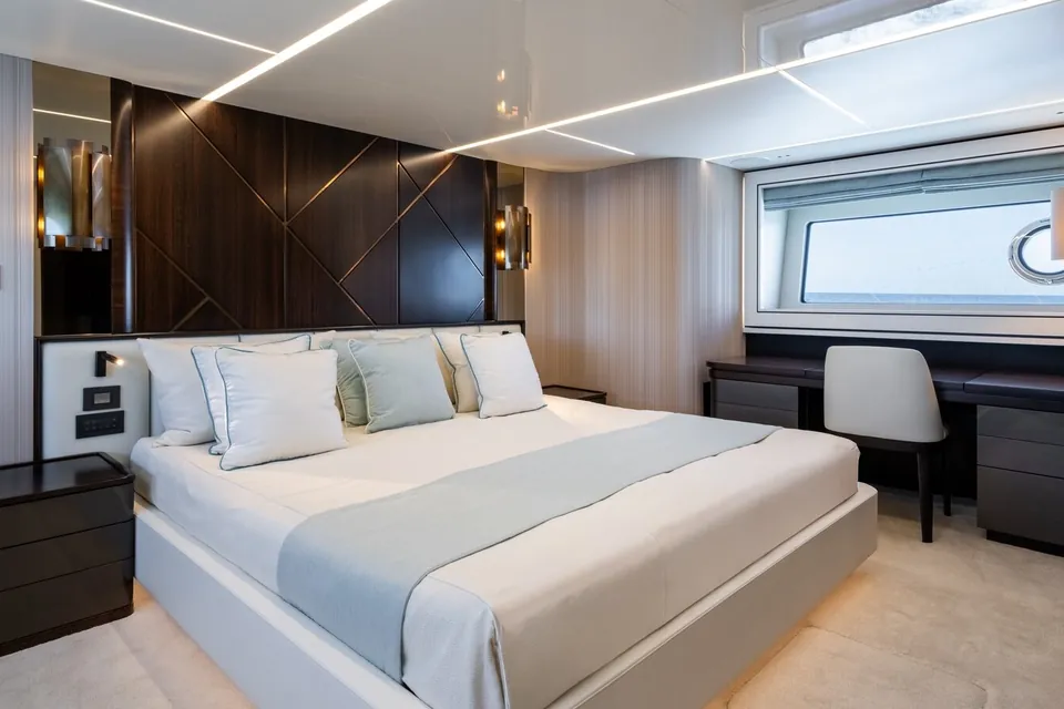 Triple Eight, 2021 Sunseeker 90 Ocean, photo 13