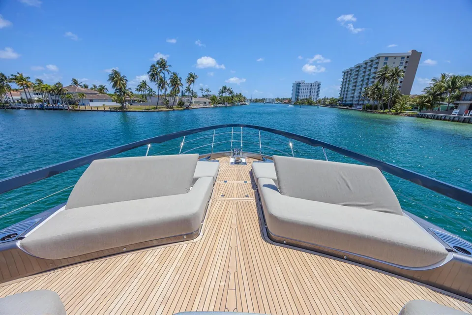 No Time to Die, 2022 Azimut, photo 12
