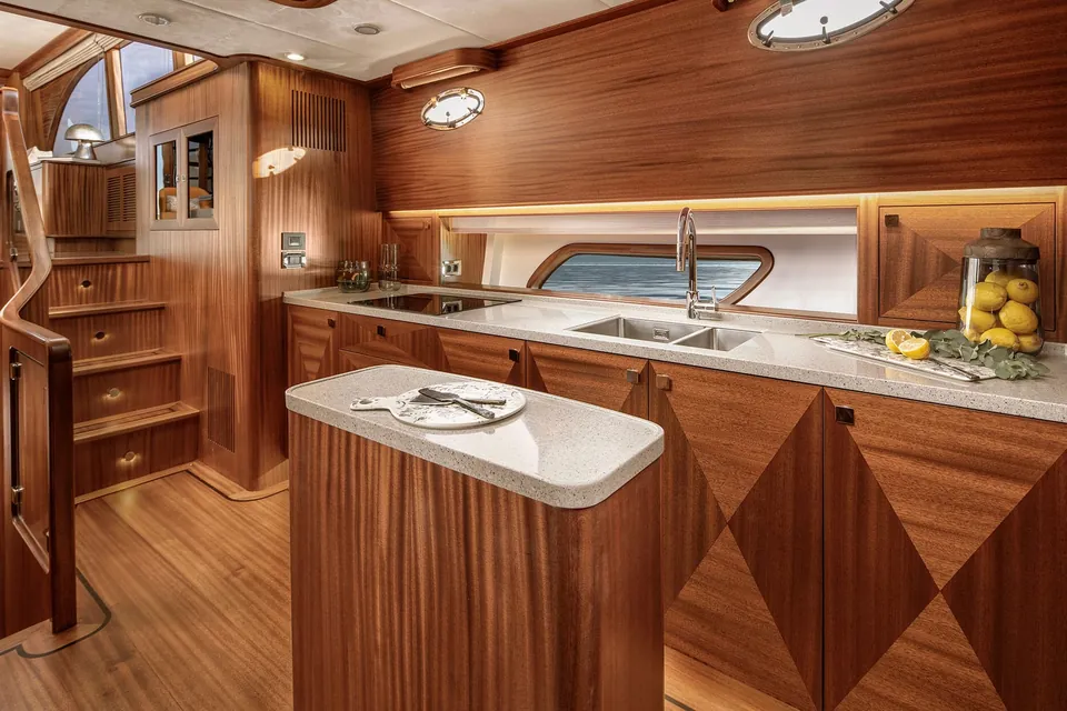 Alecto, 2022 Vicem Yachts Classic 82 Flybridge, photo 7
