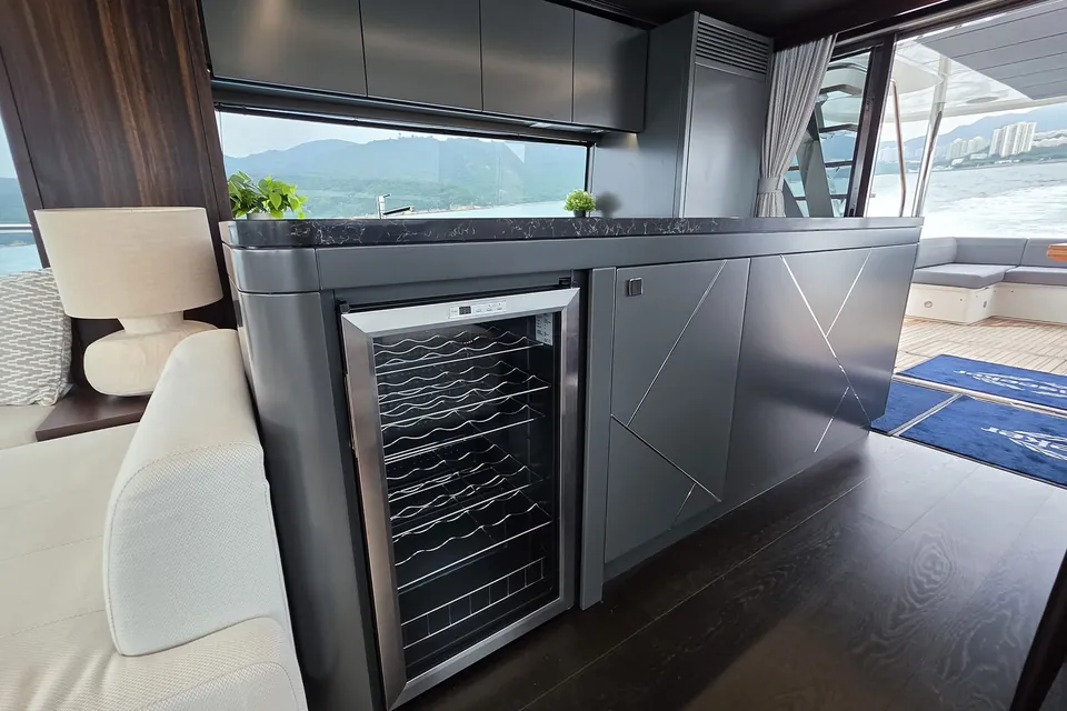 Upway, 2024 Sunseeker 76 Yacht, photo 5
