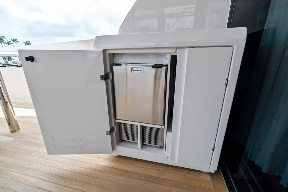 Lady F, 2023 Ferretti 860, photo 11