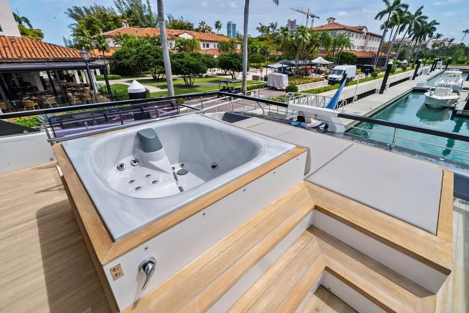 Lady F, 2023 Ferretti 860, photo 21