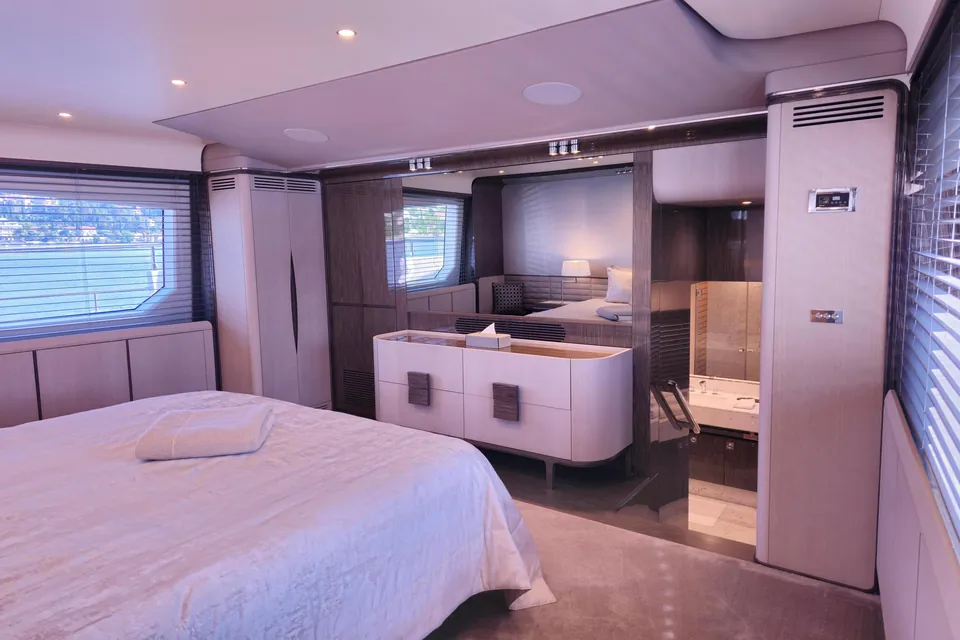 Silvia, 2018 Azimut Grande 30M, photo 16