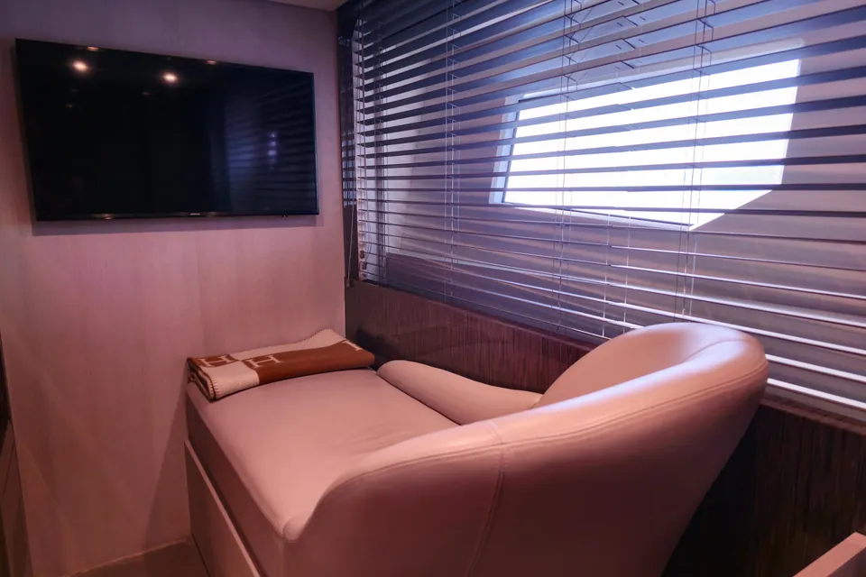 Silvia, 2018 Azimut Grande 30M, photo 19