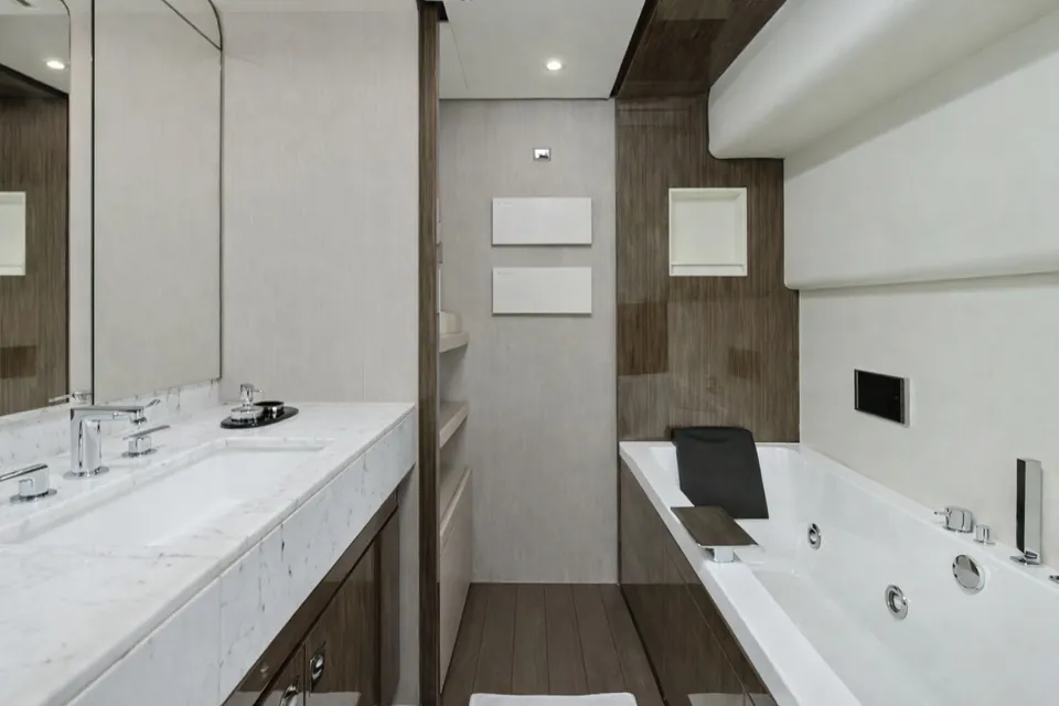 Silvia, 2018 Azimut Grande 30M, photo 25