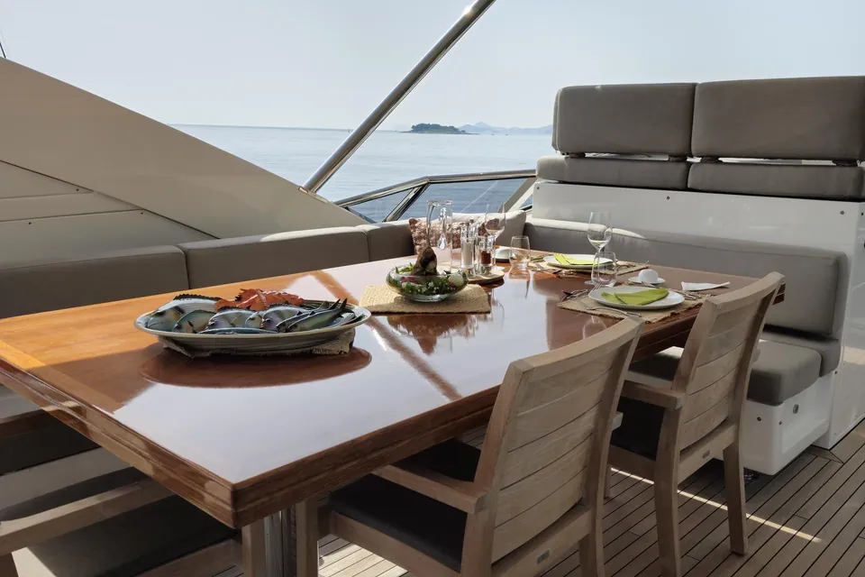 Silvia, 2018 Azimut Grande 30M, photo 30