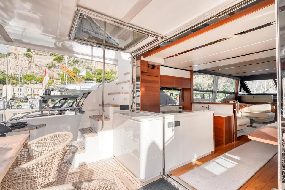 True Riviera, 2016 Princess 68 Fly, photo 5