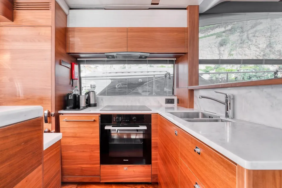 True Riviera, 2016 Princess 68 Fly, photo 6