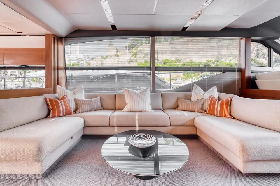 True Riviera, 2016 Princess 68 Fly, photo 10