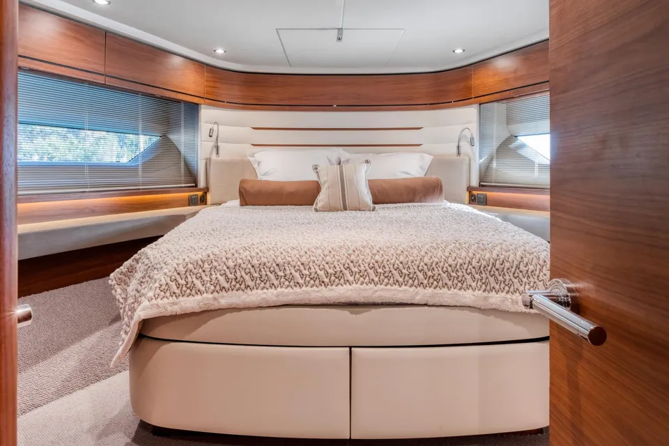 True Riviera, 2016 Princess 68 Fly, photo 12