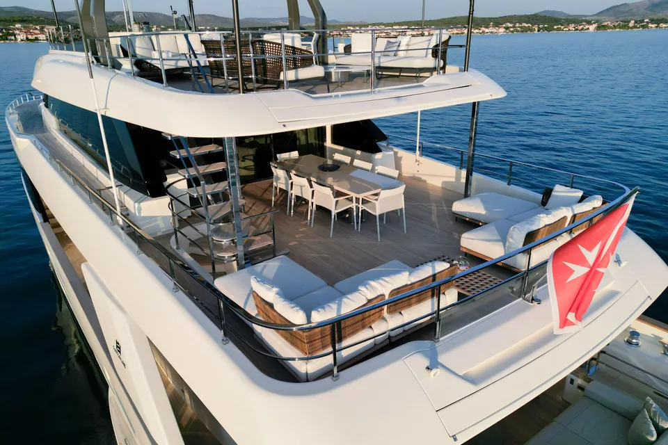 SK, 2019 Custom Line Navetta 33, photo 9