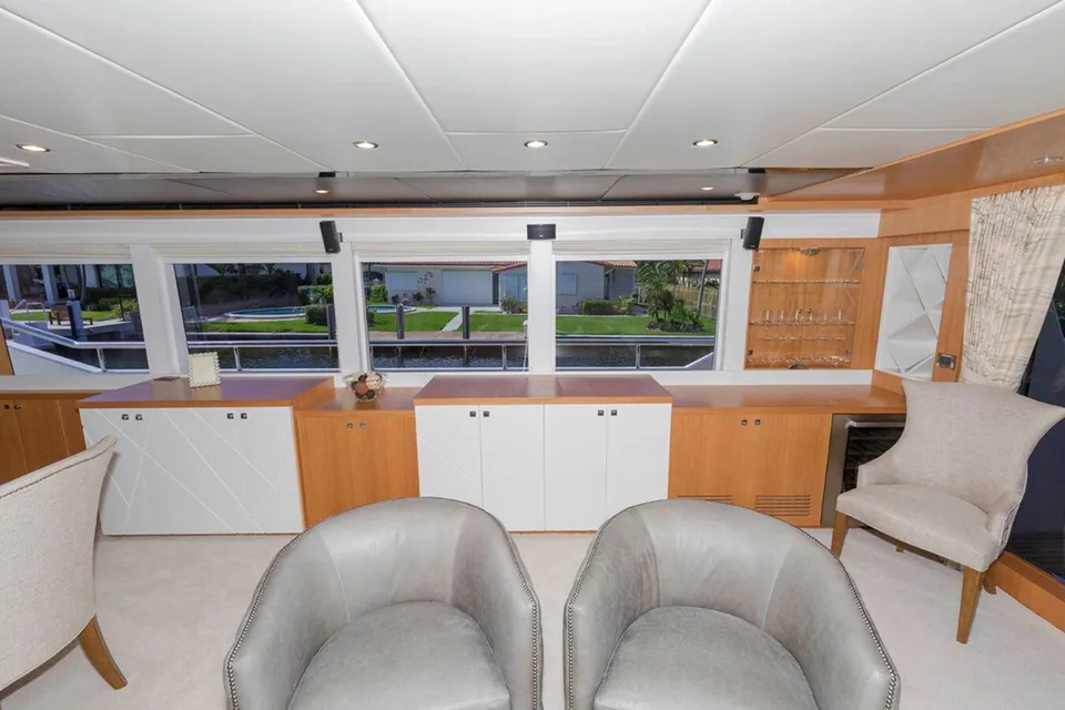 Johnson 93 Open Bridge, 2026 Johnson Yachts Open Flybridge with Hydraulic Platform, photo 4