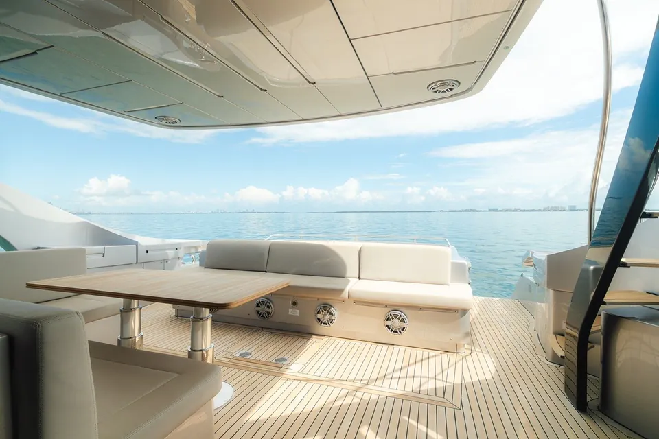Nova, 2021 Pershing 8X, photo 10