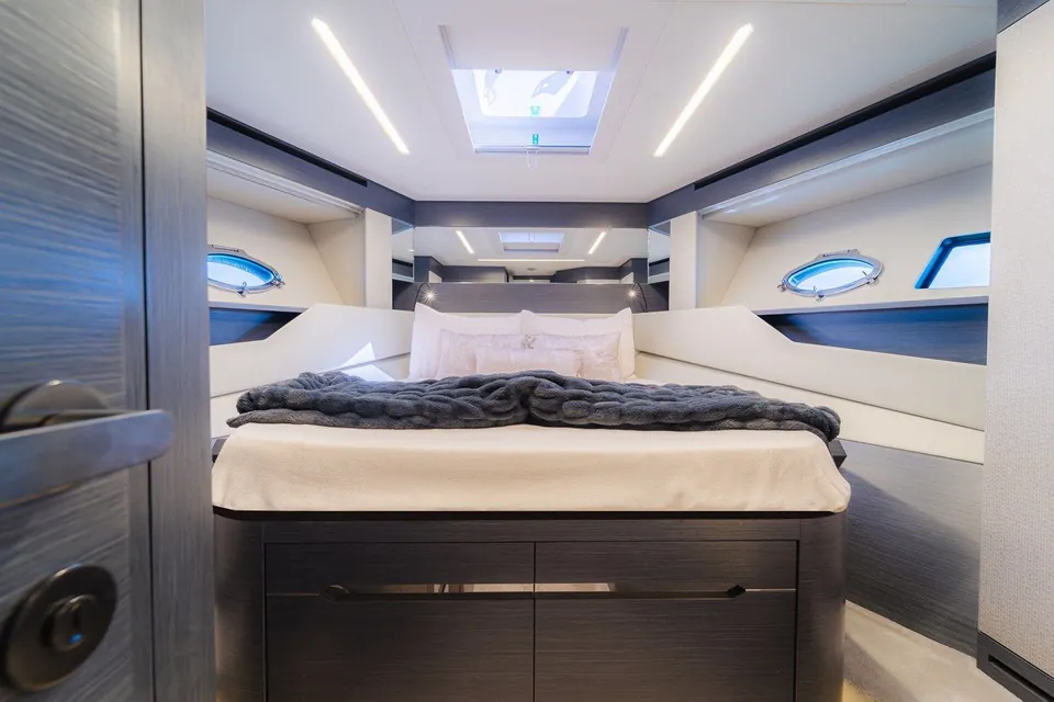 Nova, 2021 Pershing 8X, photo 27