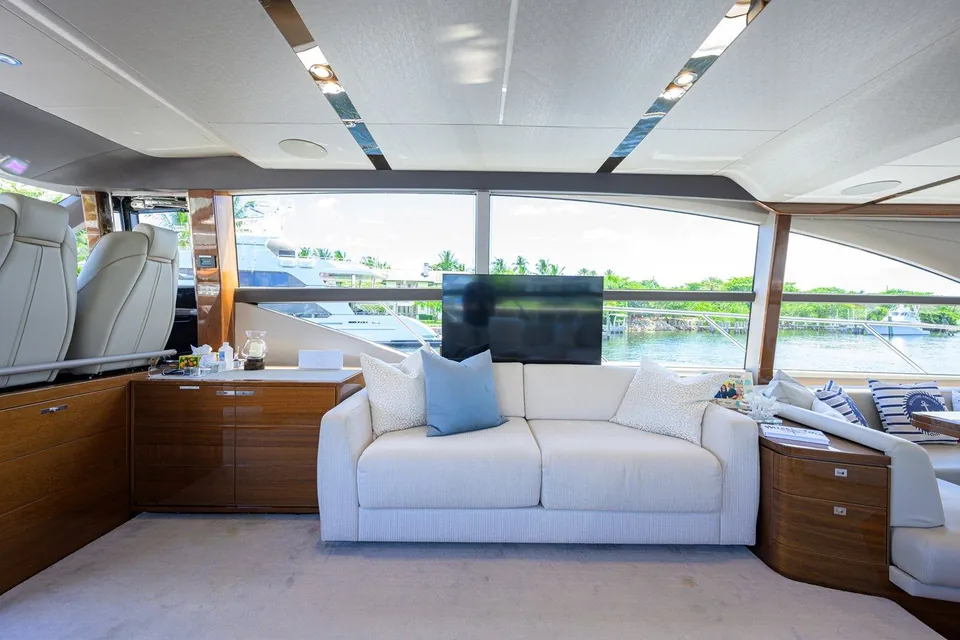 Miss Amy, 2020 Princess F70, photo 19
