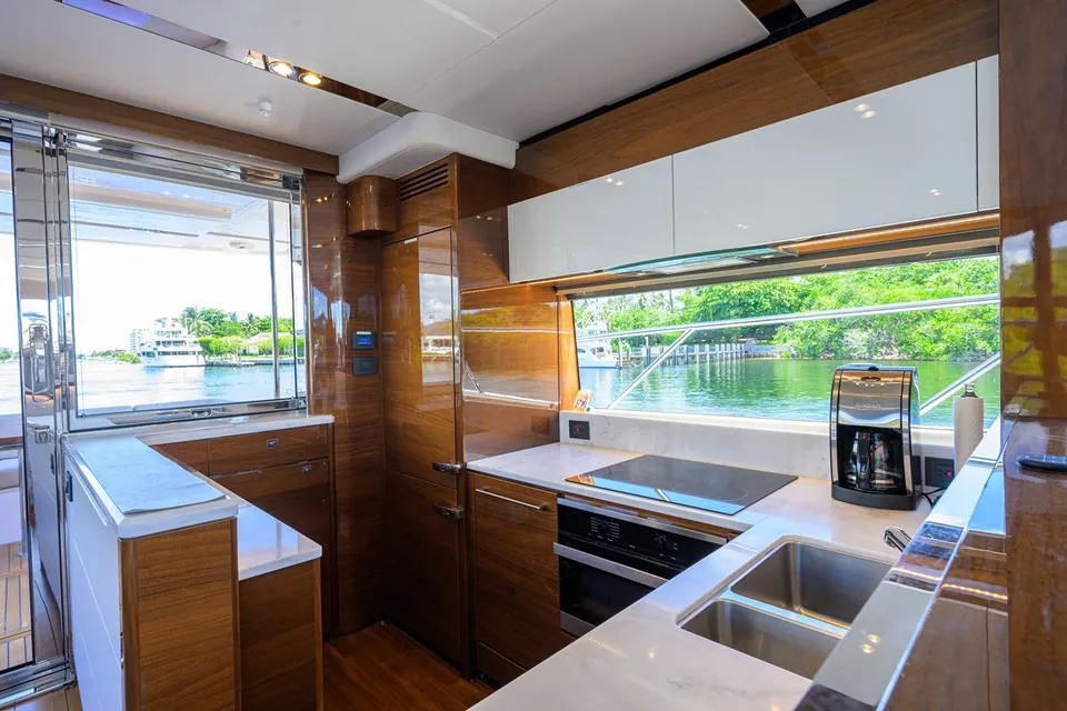 Miss Amy, 2020 Princess F70, photo 22