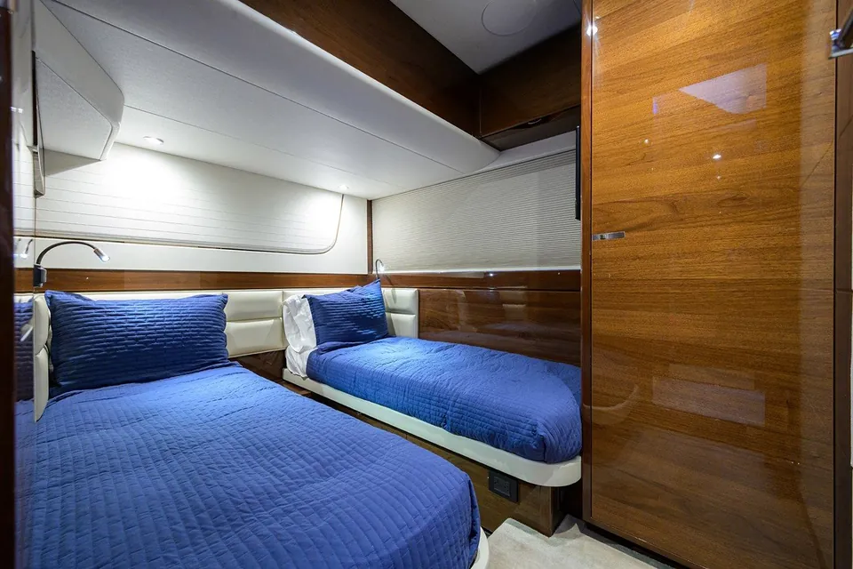 Miss Amy, 2020 Princess F70, photo 36