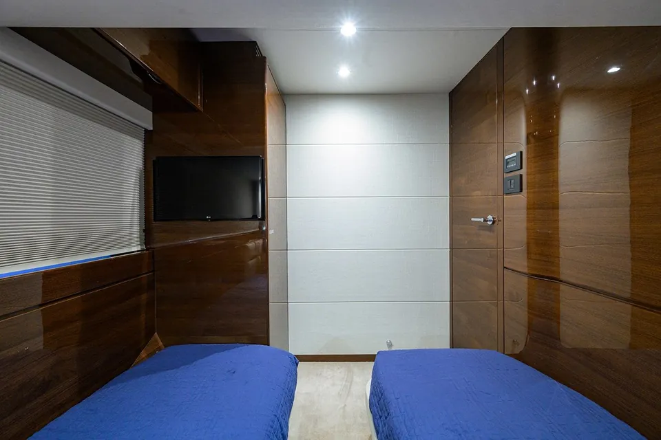 Miss Amy, 2020 Princess F70, photo 38