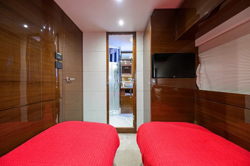 Miss Amy, 2020 Princess F70, photo 43