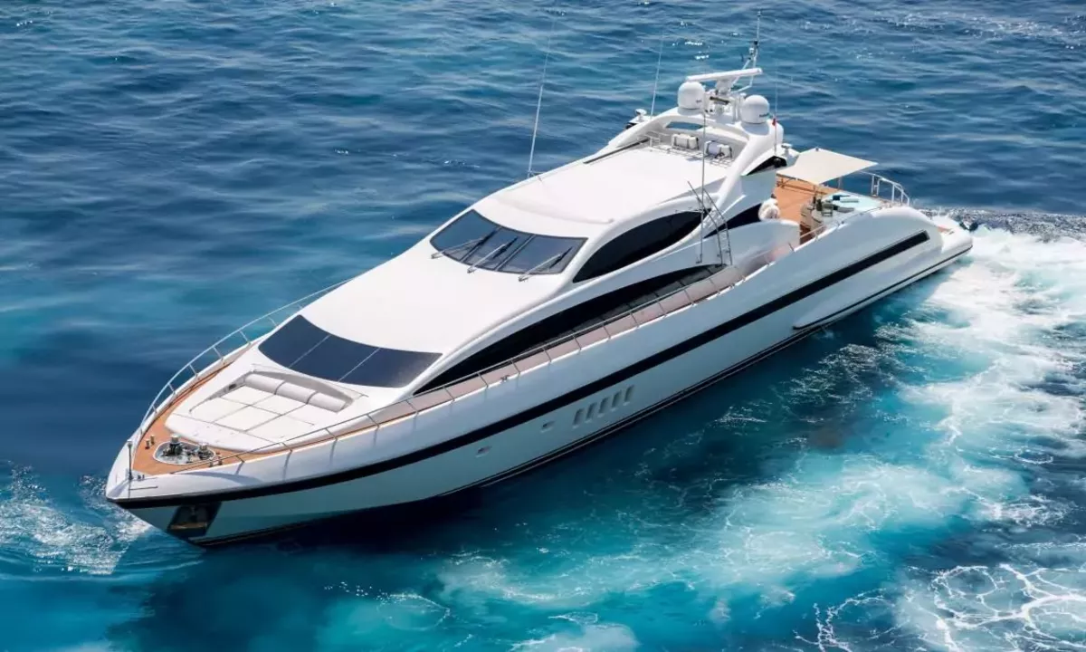 Allure: Iate a motor branco navegando em mar azul profundo visto de cima, com a esteira atrás