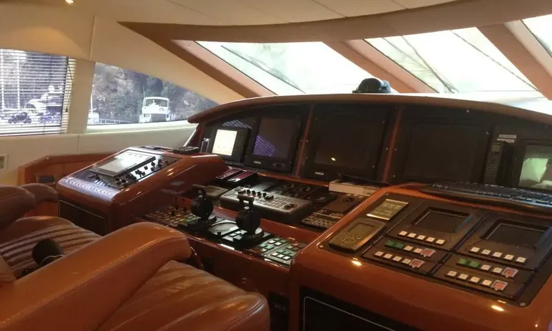 Allure: Console do leme na timoneira com telas, controles e cadeiras do leme de couro