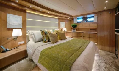 Amaya: Ampia cabina doppia con plaid verde, cuscini a motivi, lampade da comodino e pannelli in legno