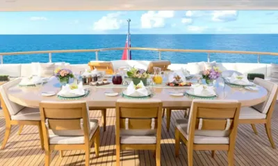 Andiamo: Mesa de jantar externa posta para o café da manhã com flores e vista para o mar