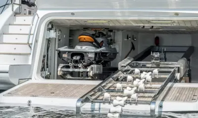 Antonia II: 水面へ続く進水スロープのある船尾ガレージに収納された水上バイク