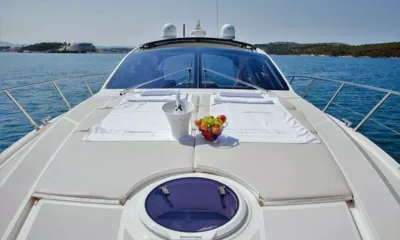 Atlantis 5: Colchonetes de sol do convés de proa com toalhas, balde de champanhe e fruteira de frente para o mar