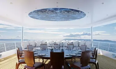Aurum Sky: Mesa de jantar redonda posta para os convidados em um deck de popa coberto com vista para o mar