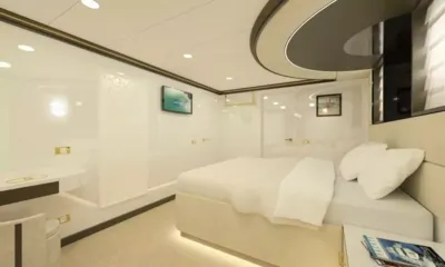 Aurum Sky: Cabine branca com cama de casal, televisão de parede e penteadeira