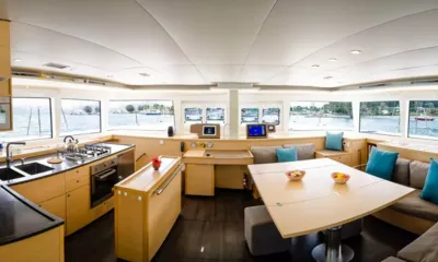Diva: Bright saloon with galley, dining table, sofa and panoramic windows
