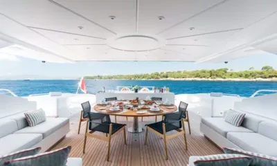 Beachouse: Mesa redonda posta para o almoço no deck de popa coberto com vista para o mar