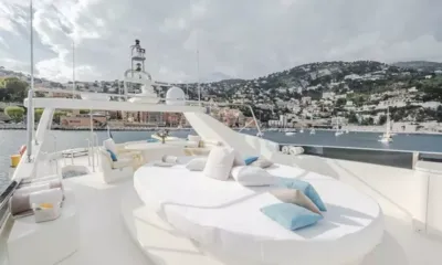 Beija Flore: Solárium redondo blanco con cojines azules en la cubierta superior con vistas a un puerto