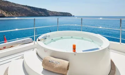 Best Off: Jacuzzi redondo no deck superior com uma toalha dobrada e vista aberta para o mar
