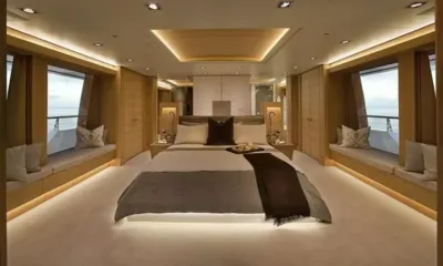 Big Fish: Cabine ampla com cama central, bancos junto às janelas dos dois lados e iluminação ambiente suave