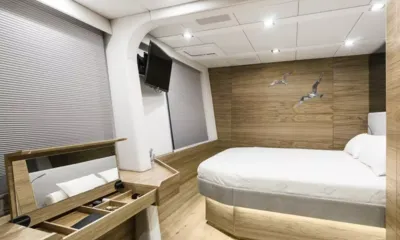 Calmao: Cabin with double bed, wood panelling, bird wall decor, vanity mirror and wall television