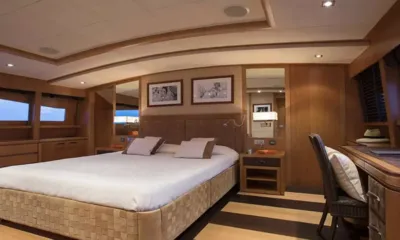 Cappuccino: Cabina ampia con letto matrimoniale, fotografie incorniciate, scrivania con sedia in vimini e finestre