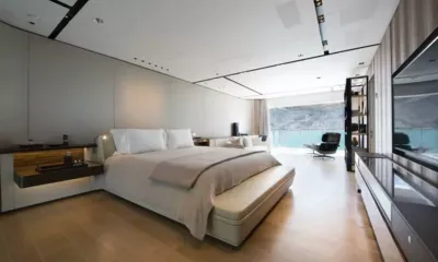 Cloudbreak: Quarto grande com cama larga, poltrona e parede de vidro para a água