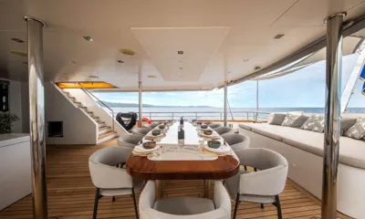 Dalmatino: Mesa de jantar no convés de popa coberto, posta para os convidados, com vista para o mar